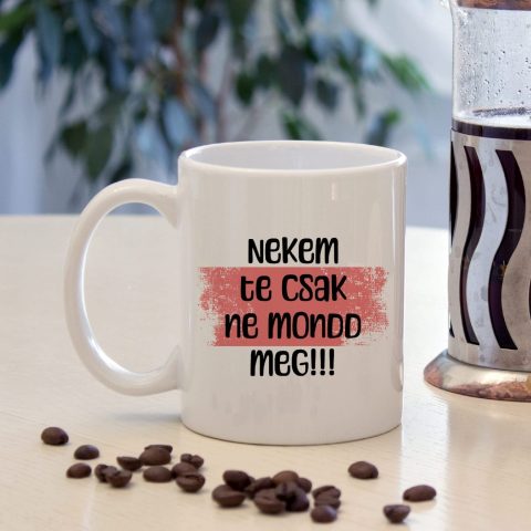 Nekem te csak ne mondd meg bögre rózsaszín háttérrel