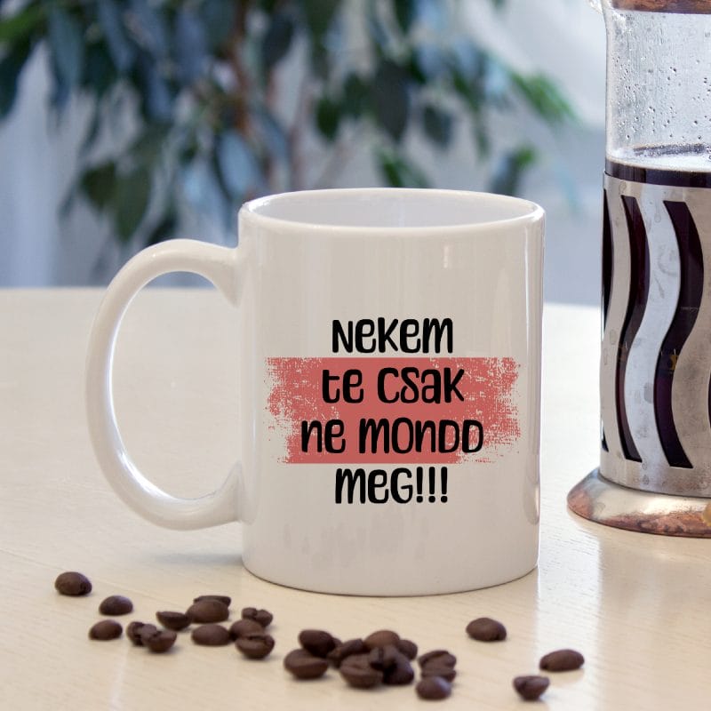 Nekem te csak ne mondd meg bögre rózsaszín háttérrel