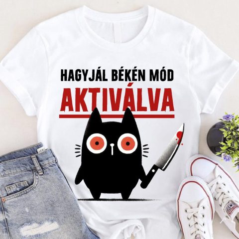 Hagyjál békén mód aktiválva, fekete macskával póló