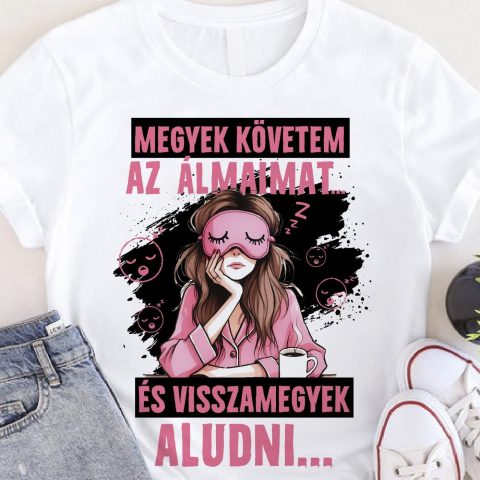 Megyek követem az álmaimat pink pizsamás póló