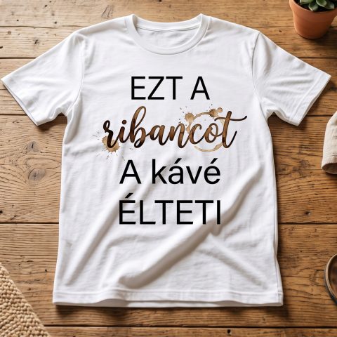 Ezt a ribancot a kávé élteti póló